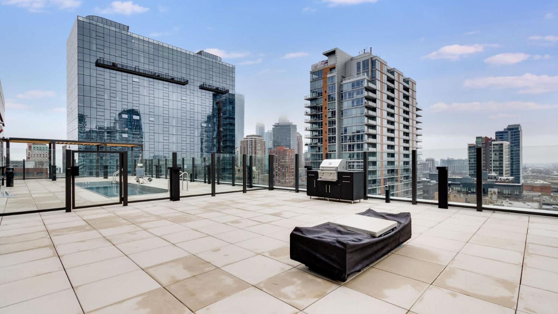 South Loop Rooftop With In & Out Parking 1 Chicago