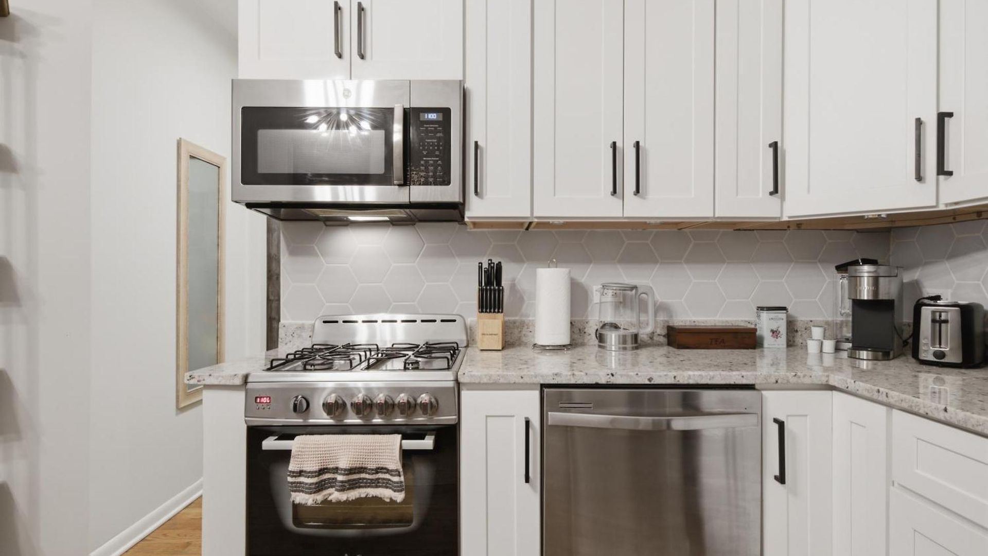 Wicker Park 1-br Walk To Train & Grocery Easy Downtown Access