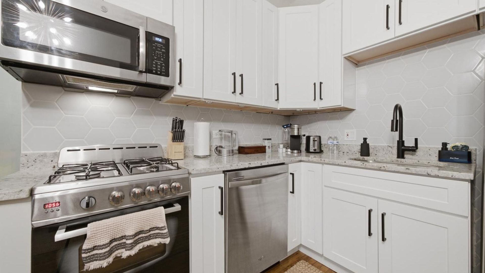 Apartment Wicker Park 1-br Walk To Train & Grocery Easy Downtown Access *