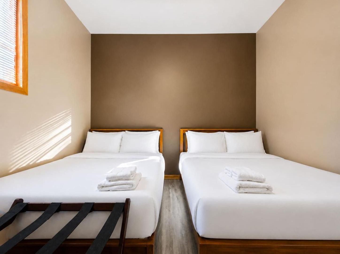1 Free Parking Sleeps 10 Apartment