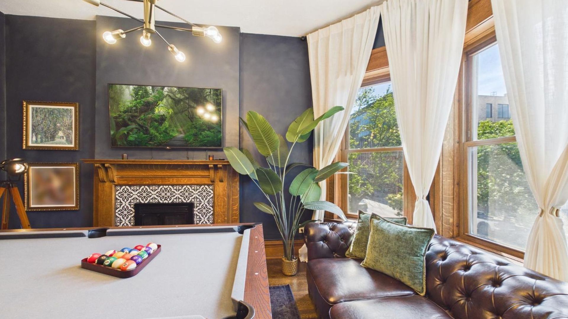 The Wrigleyville Art Deco Executive Garage Apartment