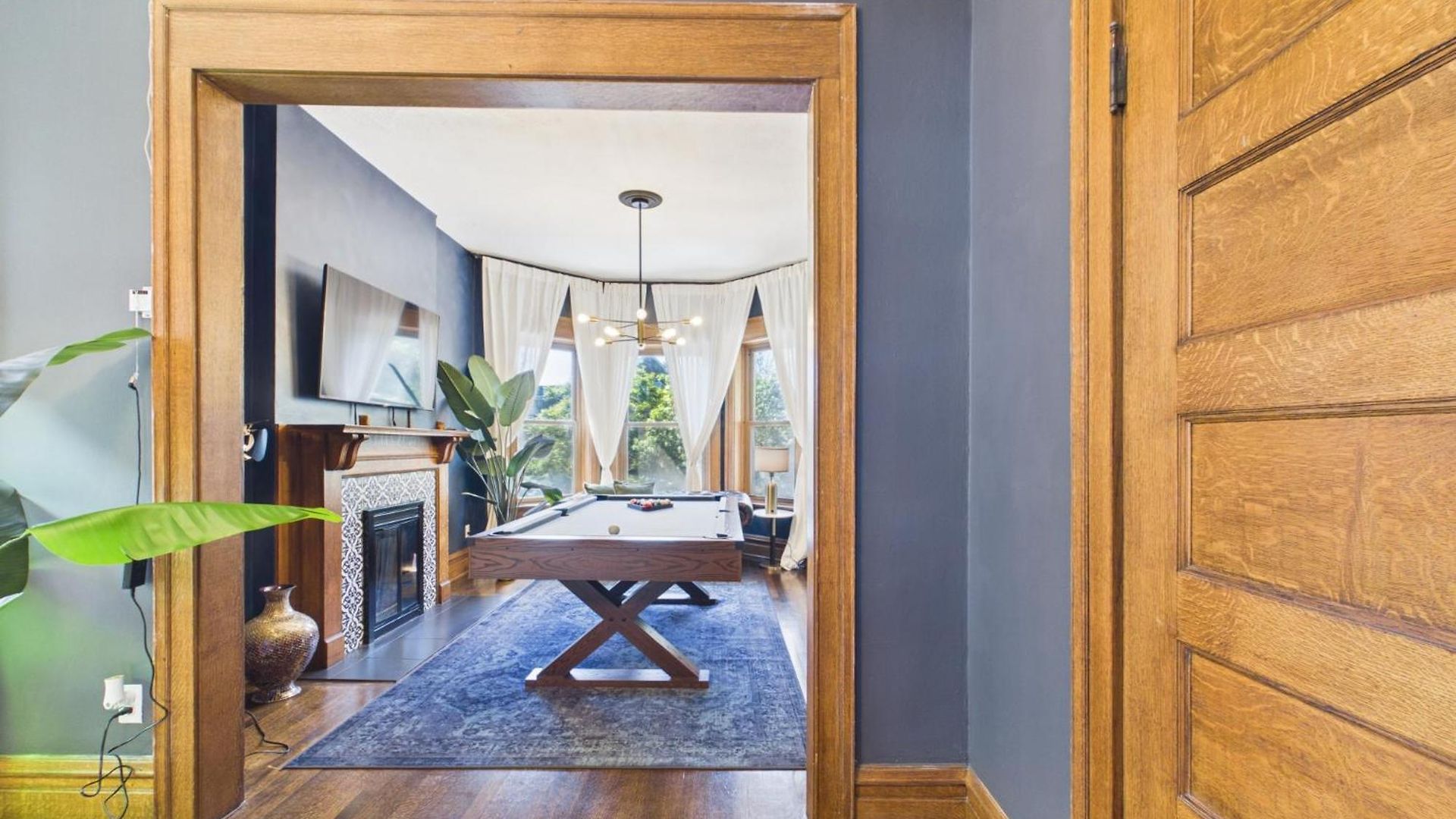 The Wrigleyville Art Deco Executive Garage Apartment Chicago