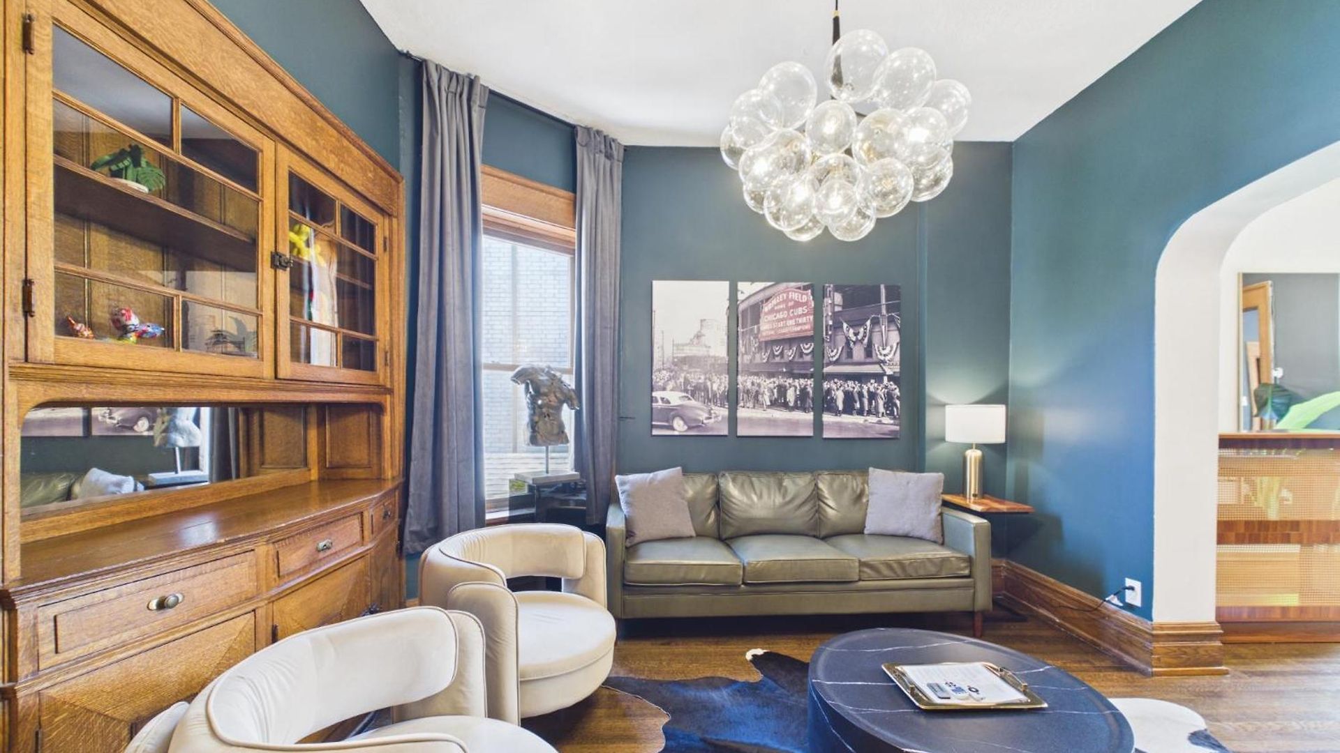 The Wrigleyville Art Deco Executive Garage Apartment *