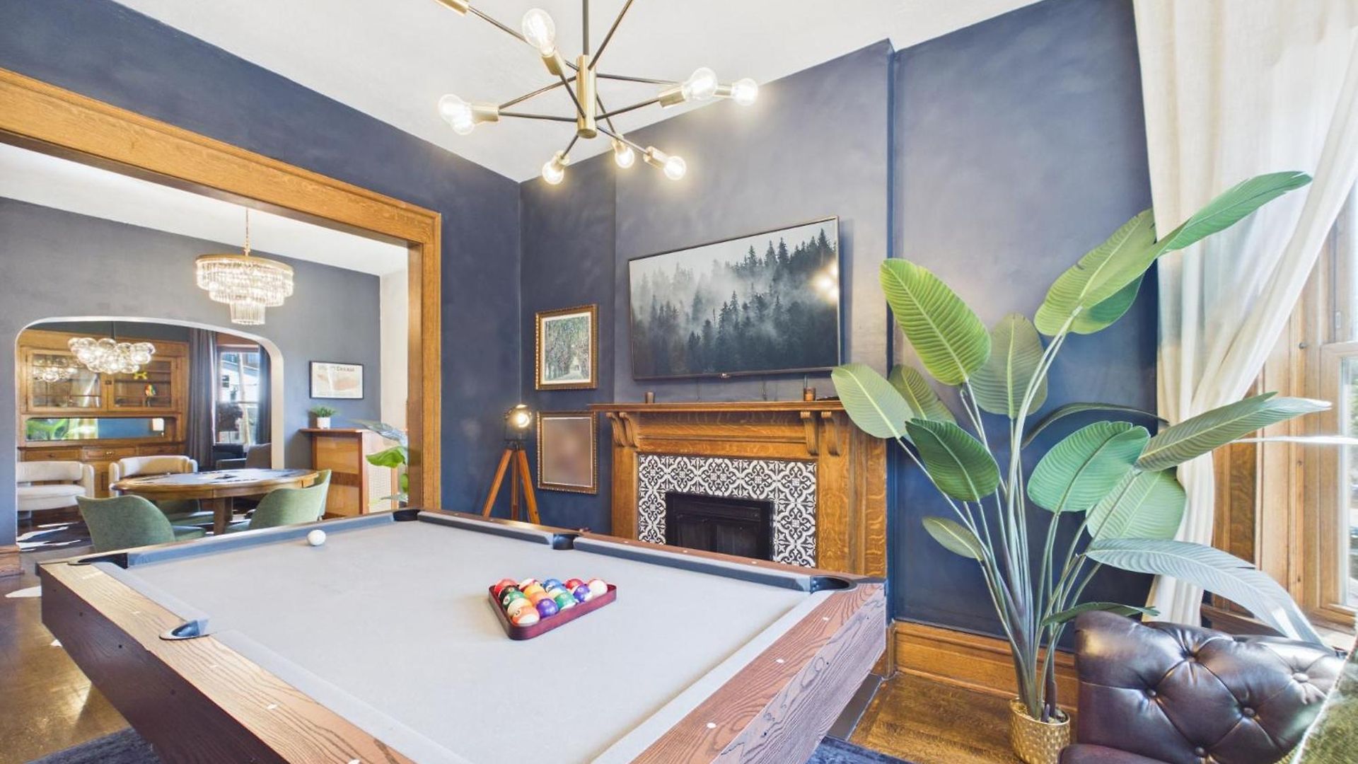 The Wrigleyville Art Deco Executive Garage Apartment