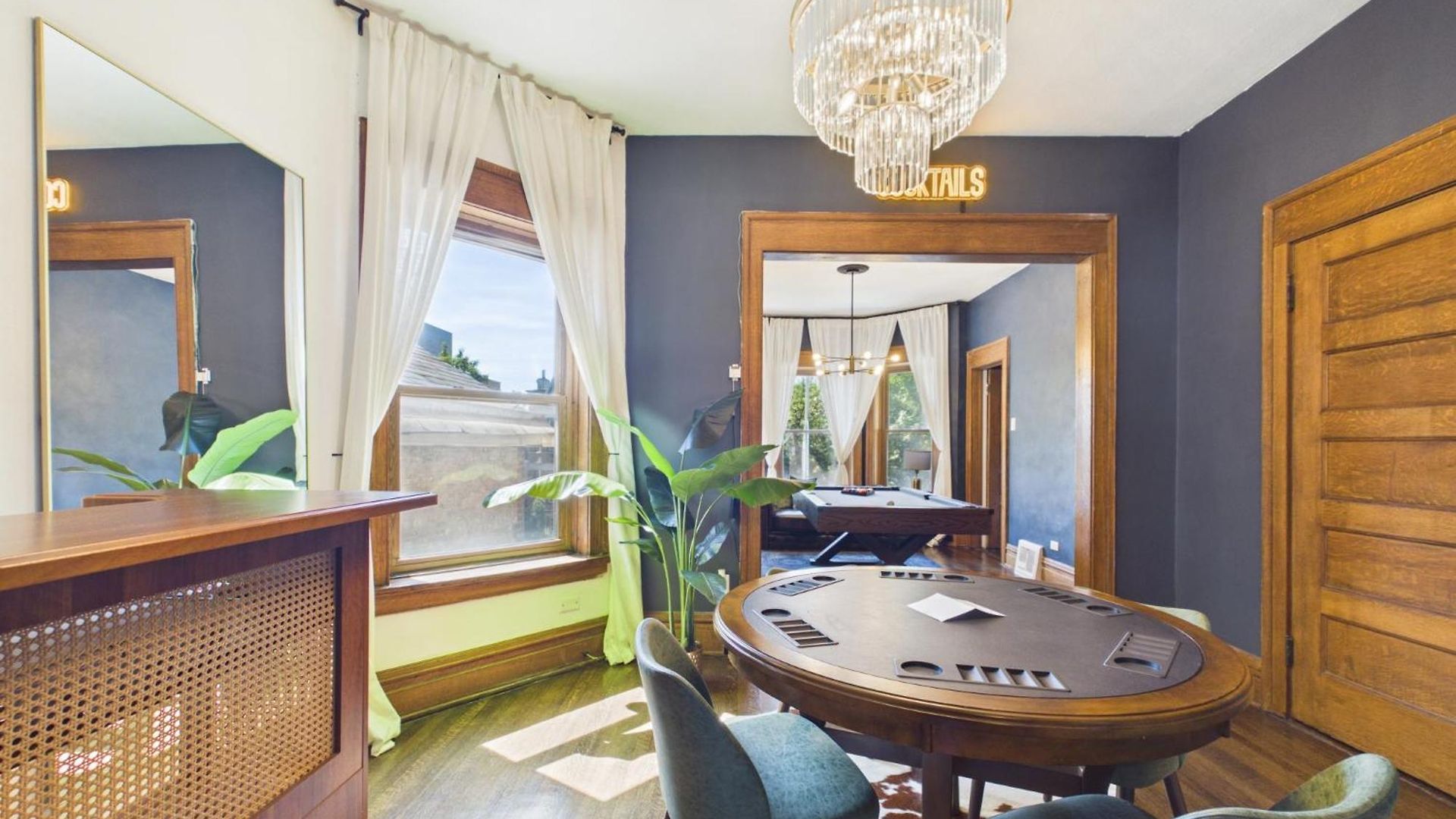 The Wrigleyville Art Deco Executive Garage Apartment *