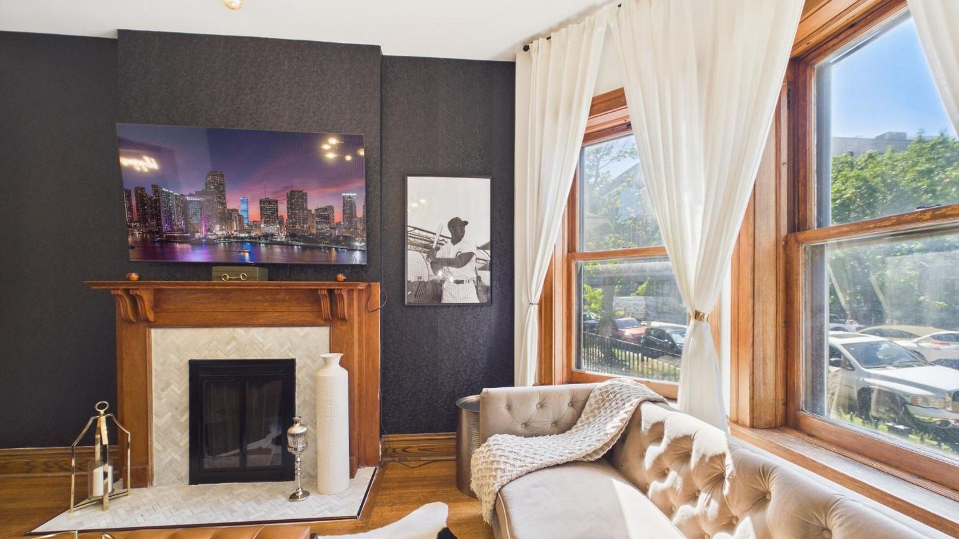 The Addison Art Deco Executive Retreat Garage Apartment *