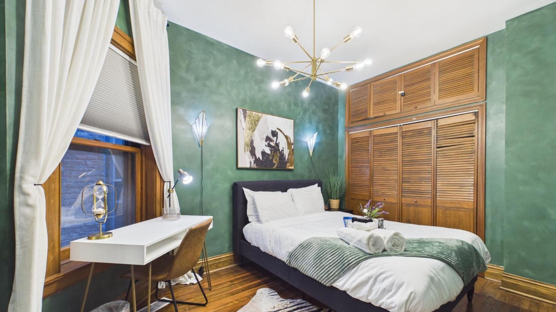 The Addison Art Deco Executive Retreat Garage Apartment *