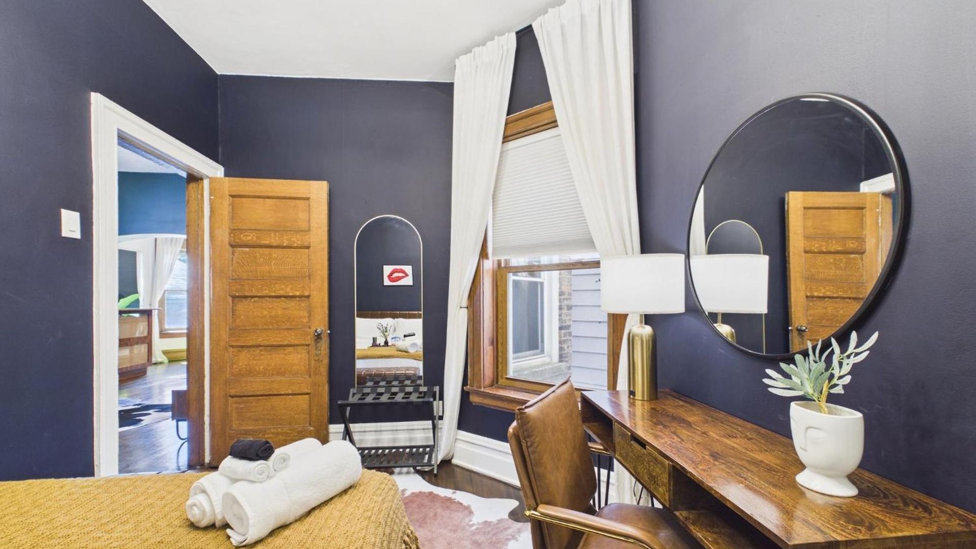 The Wrigleyville Art Deco Executive Garage Apartment Chicago