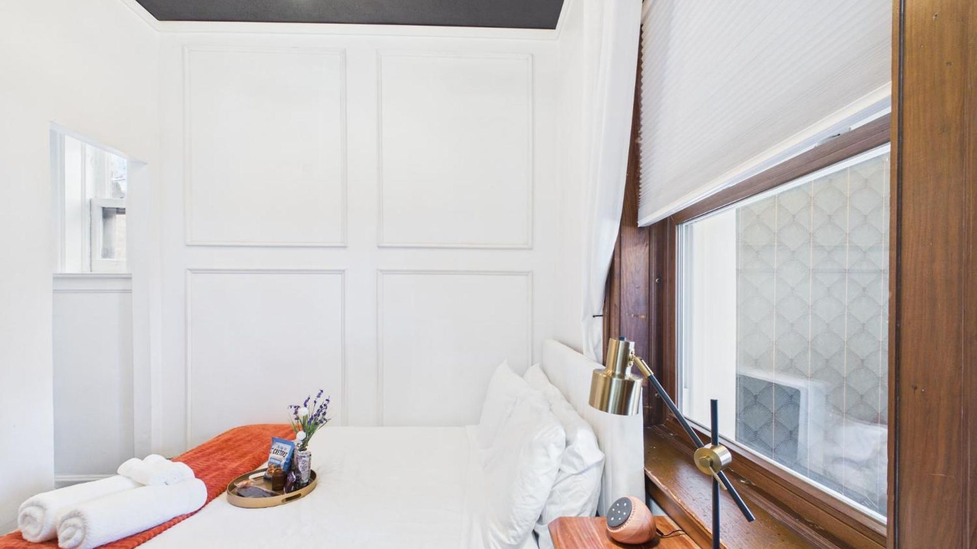 The Wrigleyville Art Deco Executive Garage Apartment *