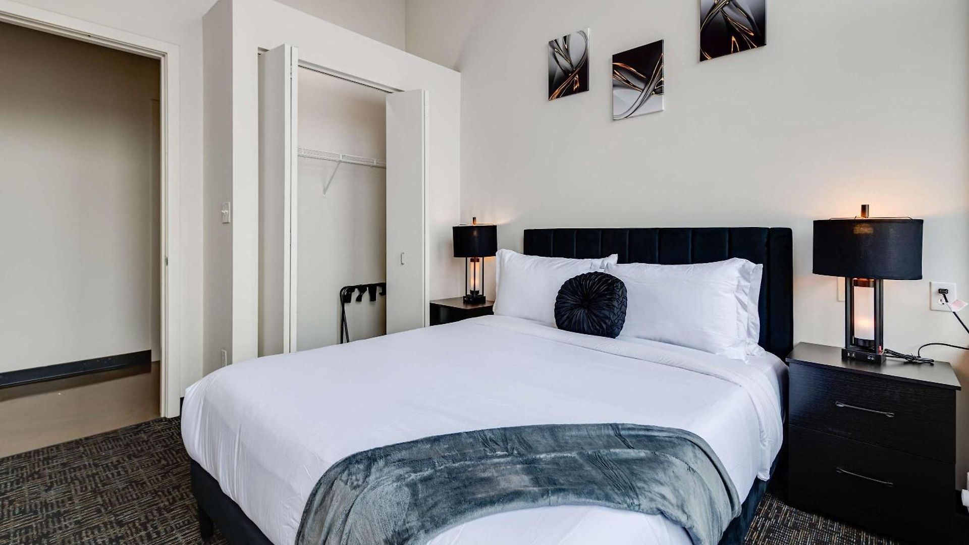 West Loop - Views With In & Out Parking 4 *