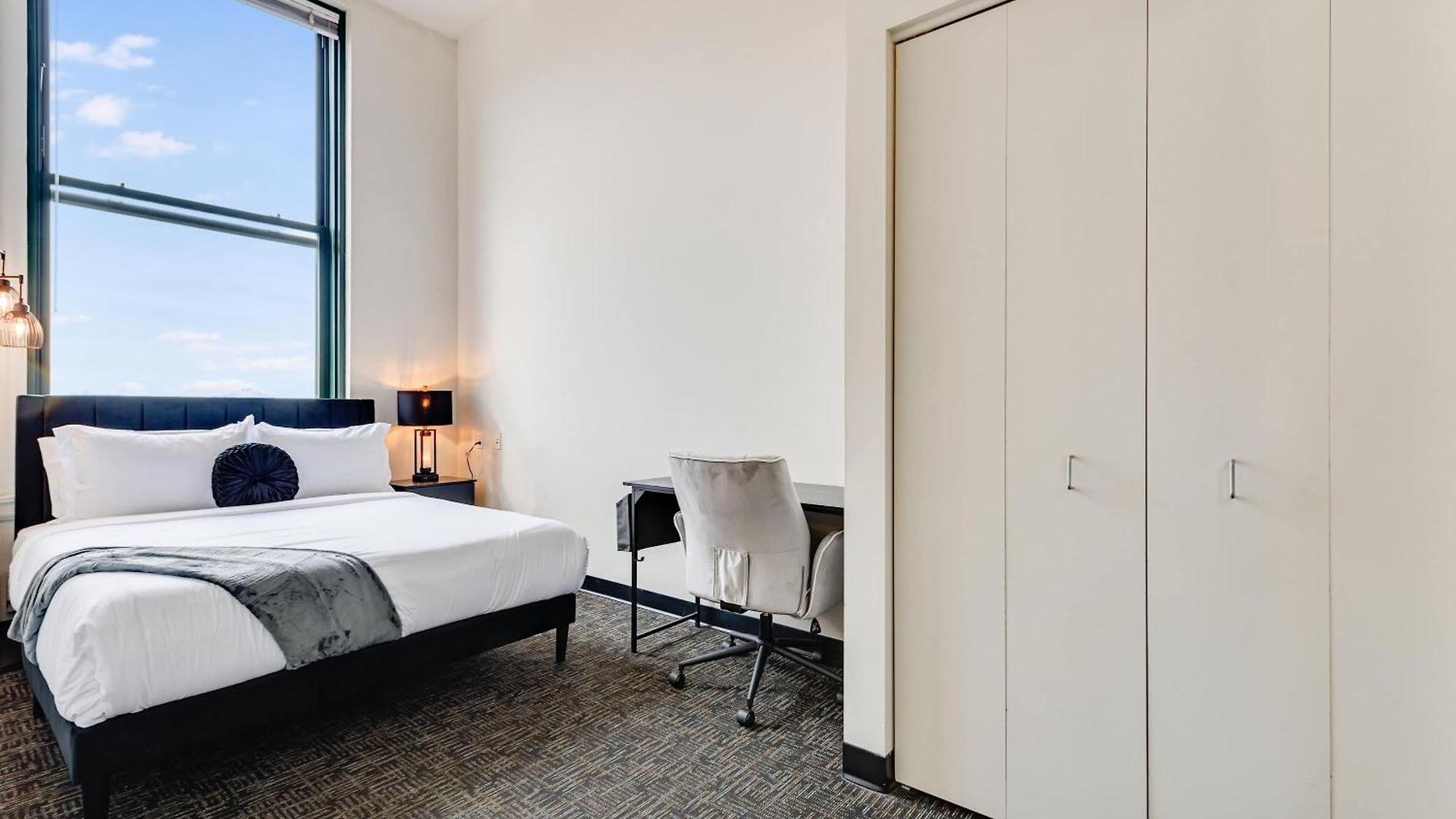 West Loop - Views With In & Out Parking 4 *