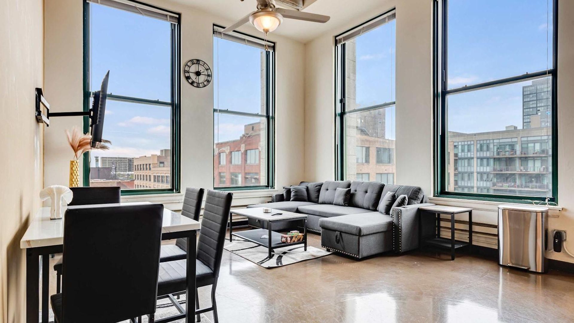 Apartment West Loop - Views With In & Out Parking 4 *
