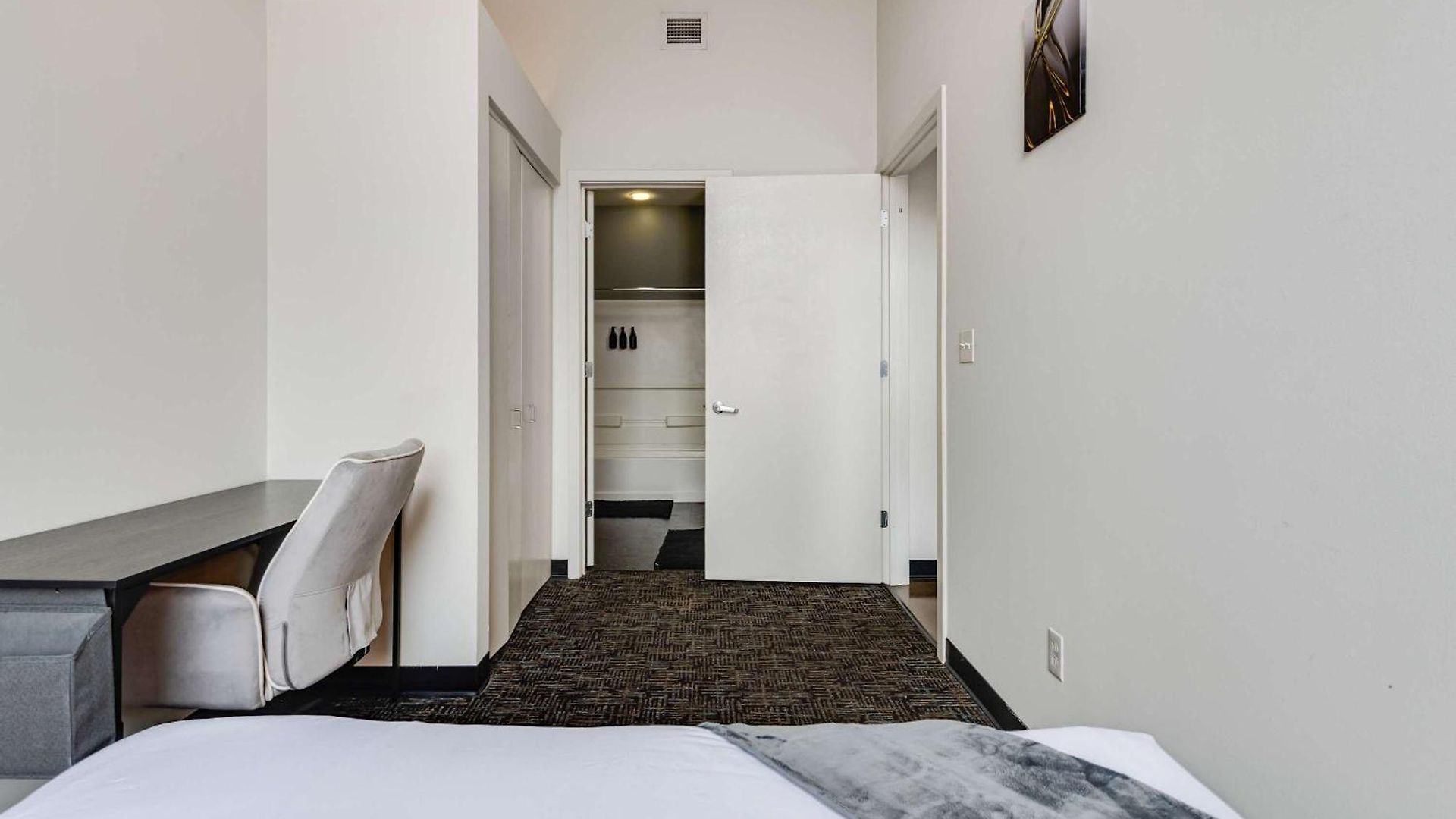 West Loop - Views With In & Out Parking 4 Apartment *