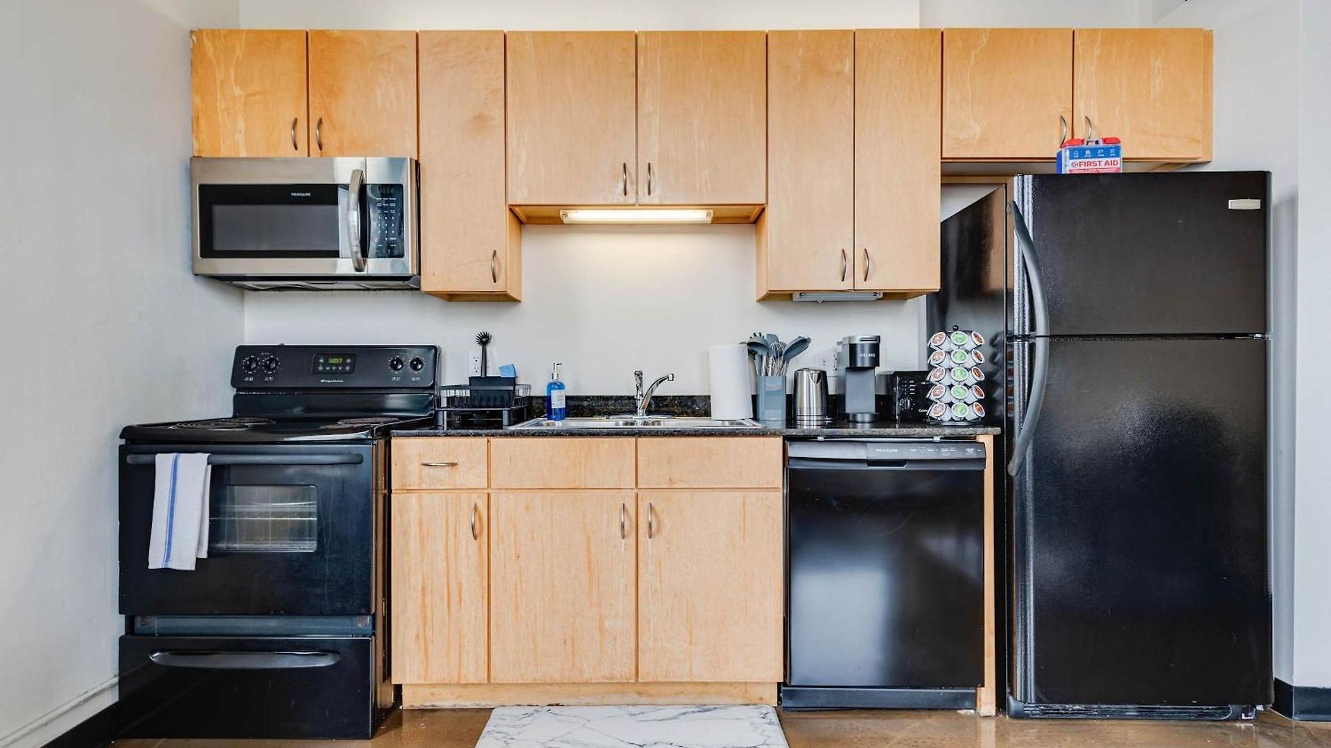 Apartment West Loop - Views With In & Out Parking 4 *