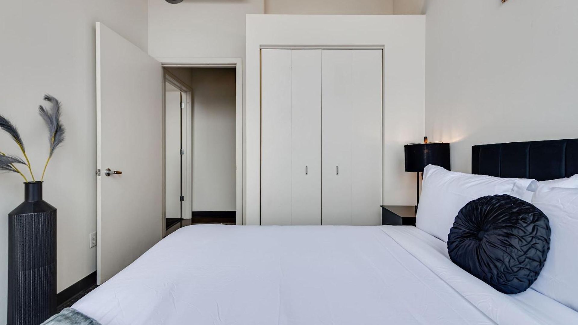 Apartment West Loop - Views With In & Out Parking 4 *