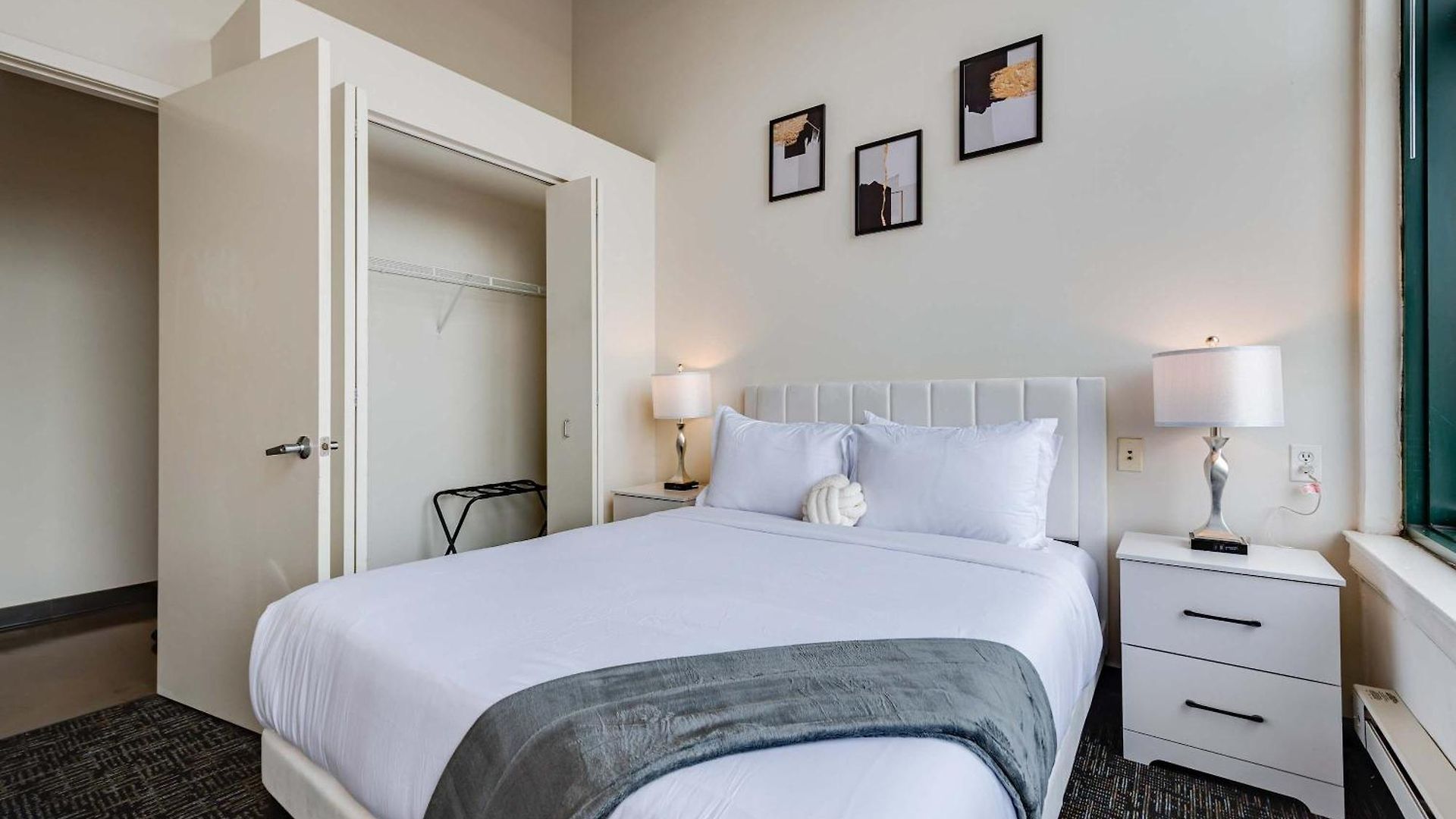Apartment West Loop - Views With In & Out Parking 4 *