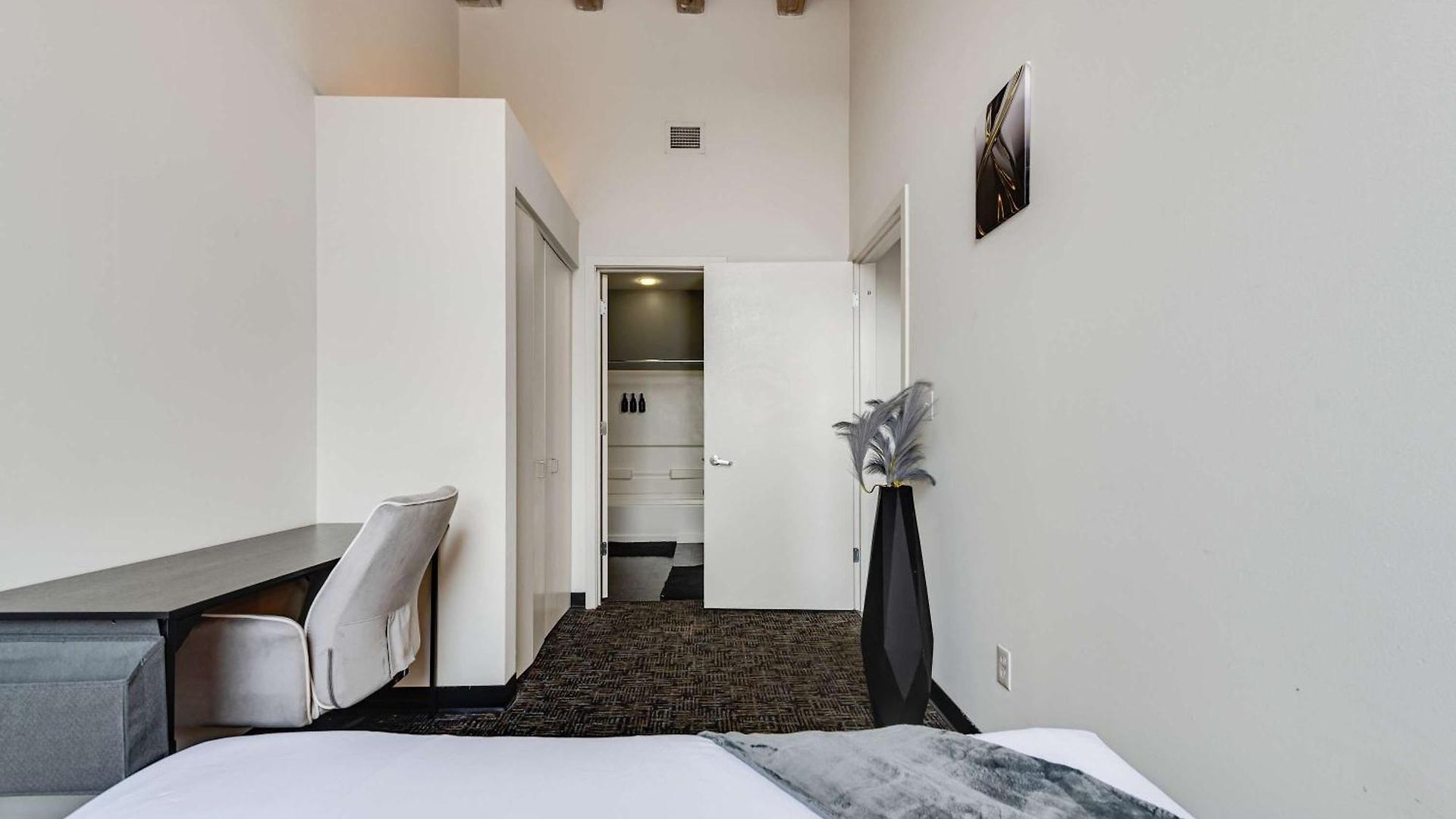 West Loop - Views With In & Out Parking 4 *