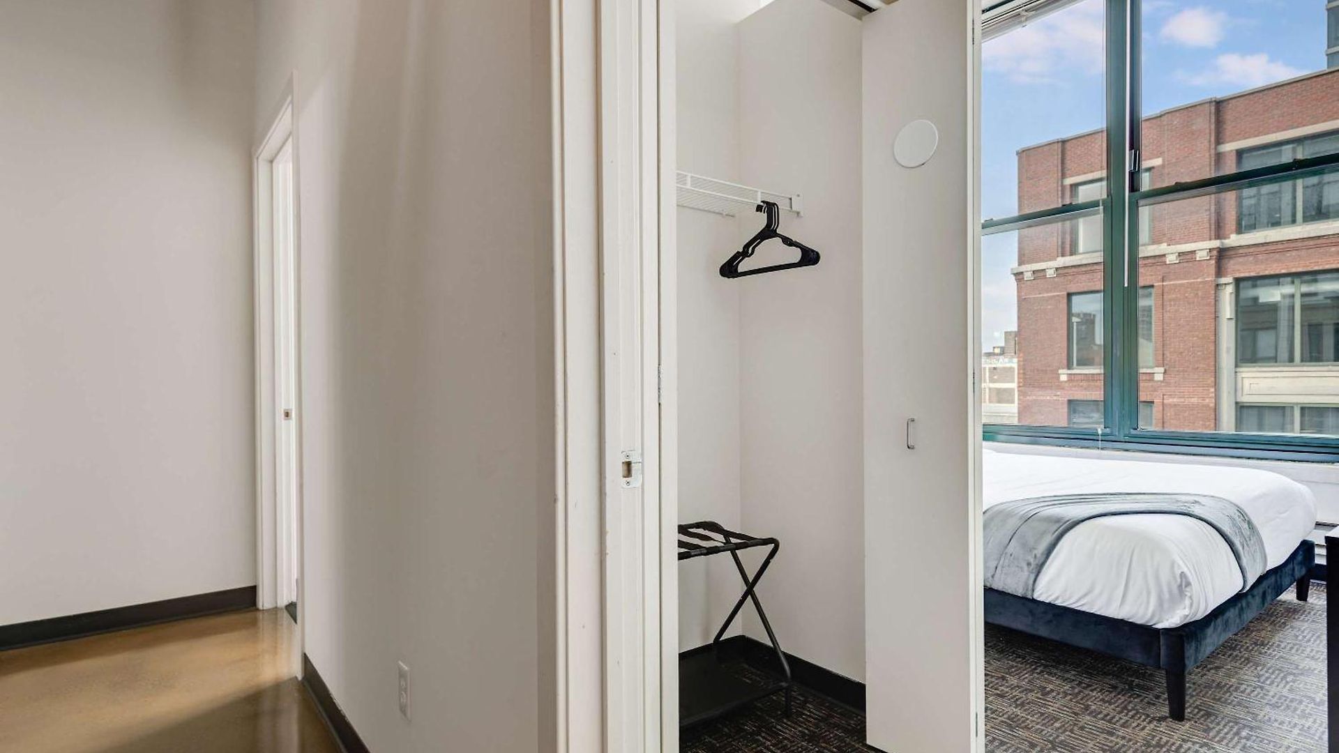 Apartment West Loop - Views With In & Out Parking 3 *