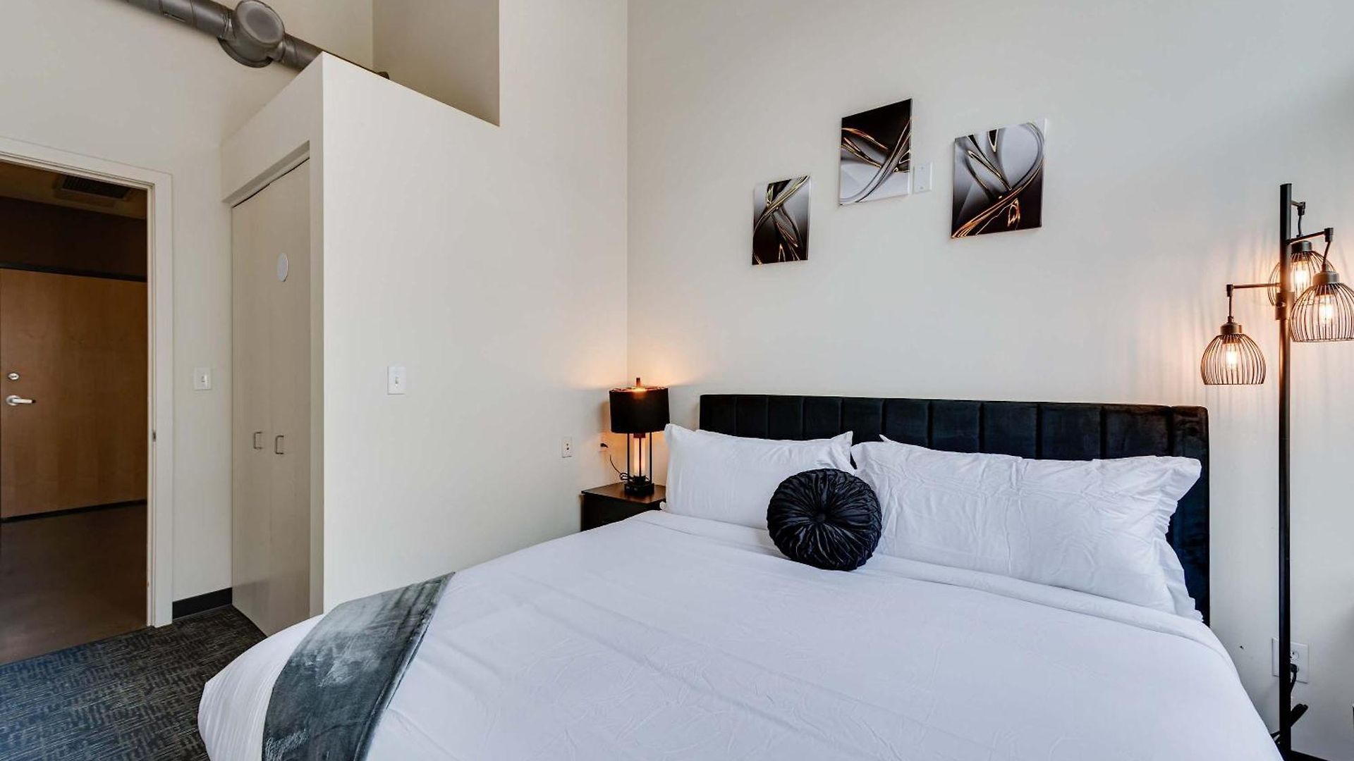 West Loop - Views With In & Out Parking 3 *