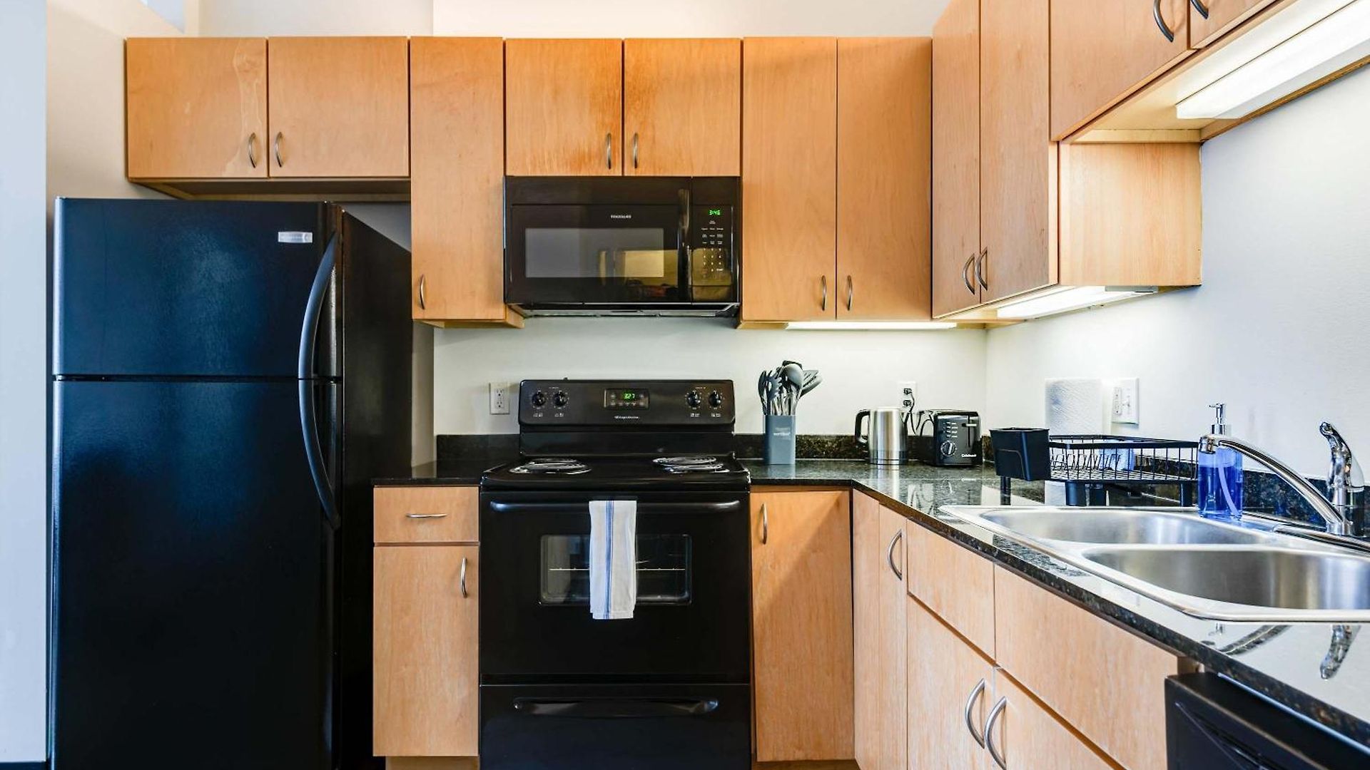 Apartment West Loop - Views With In & Out Parking 3 *