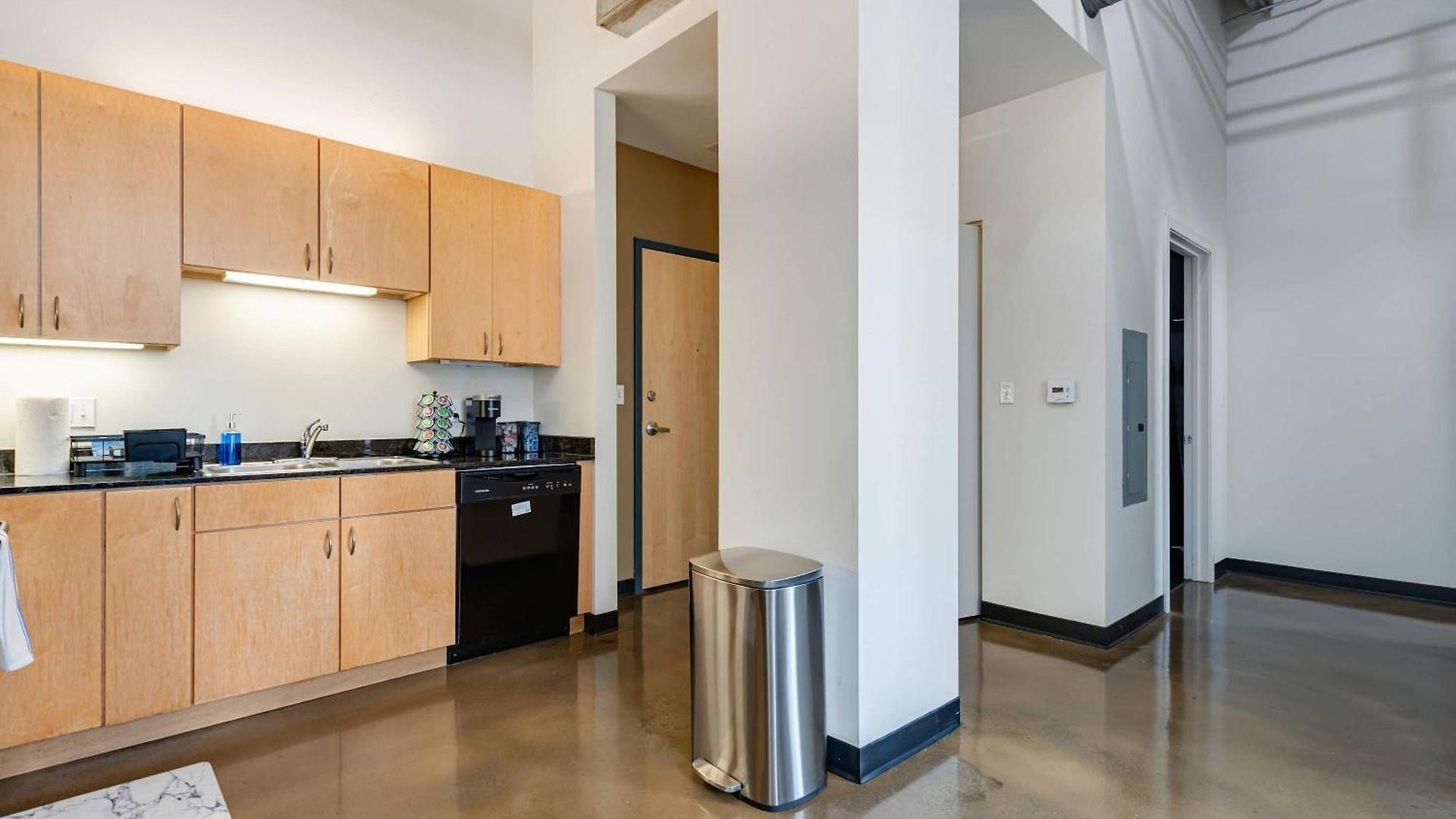 Apartment West Loop - Views With In & Out Parking 3 *