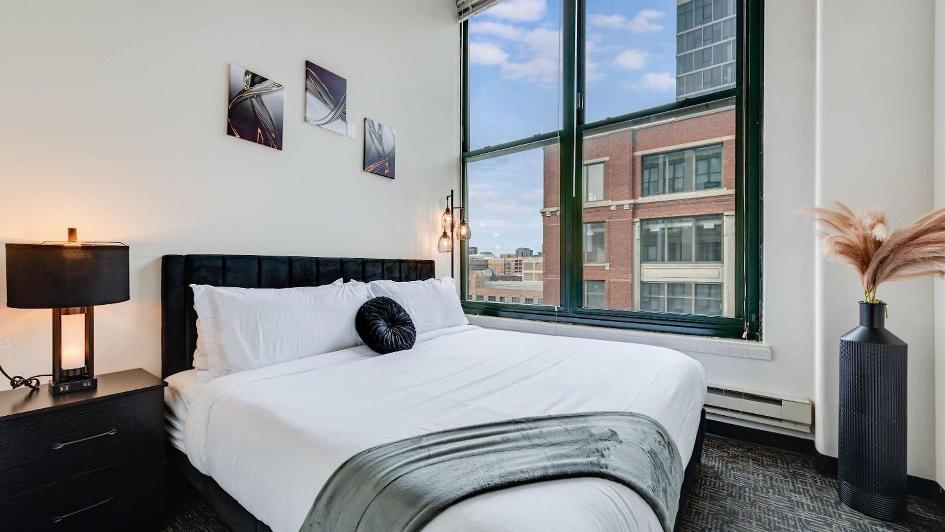 West Loop - Views With In & Out Parking 3 *