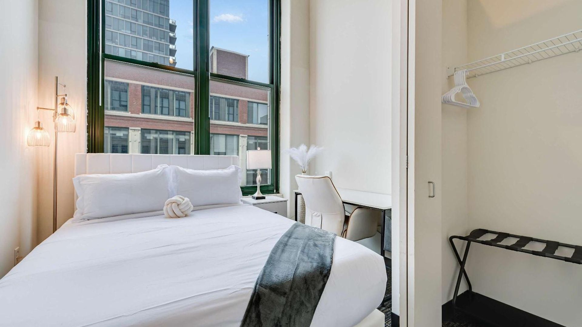 West Loop - Views With In & Out Parking 3 *