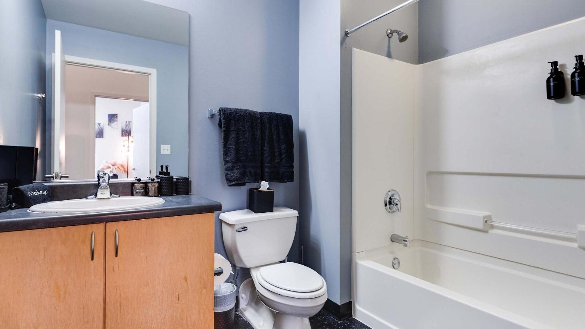 Apartment West Loop - Views With In & Out Parking 6 *