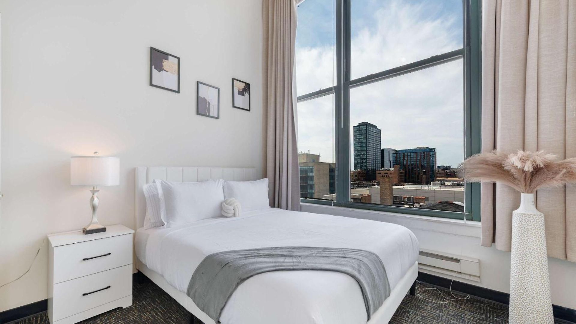 Apartment West Loop - Views With In & Out Parking 1
