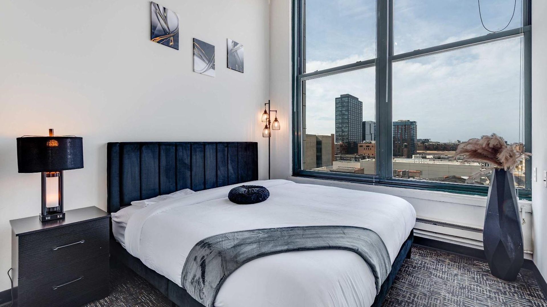West Loop - Views With In & Out Parking 1 Apartment *