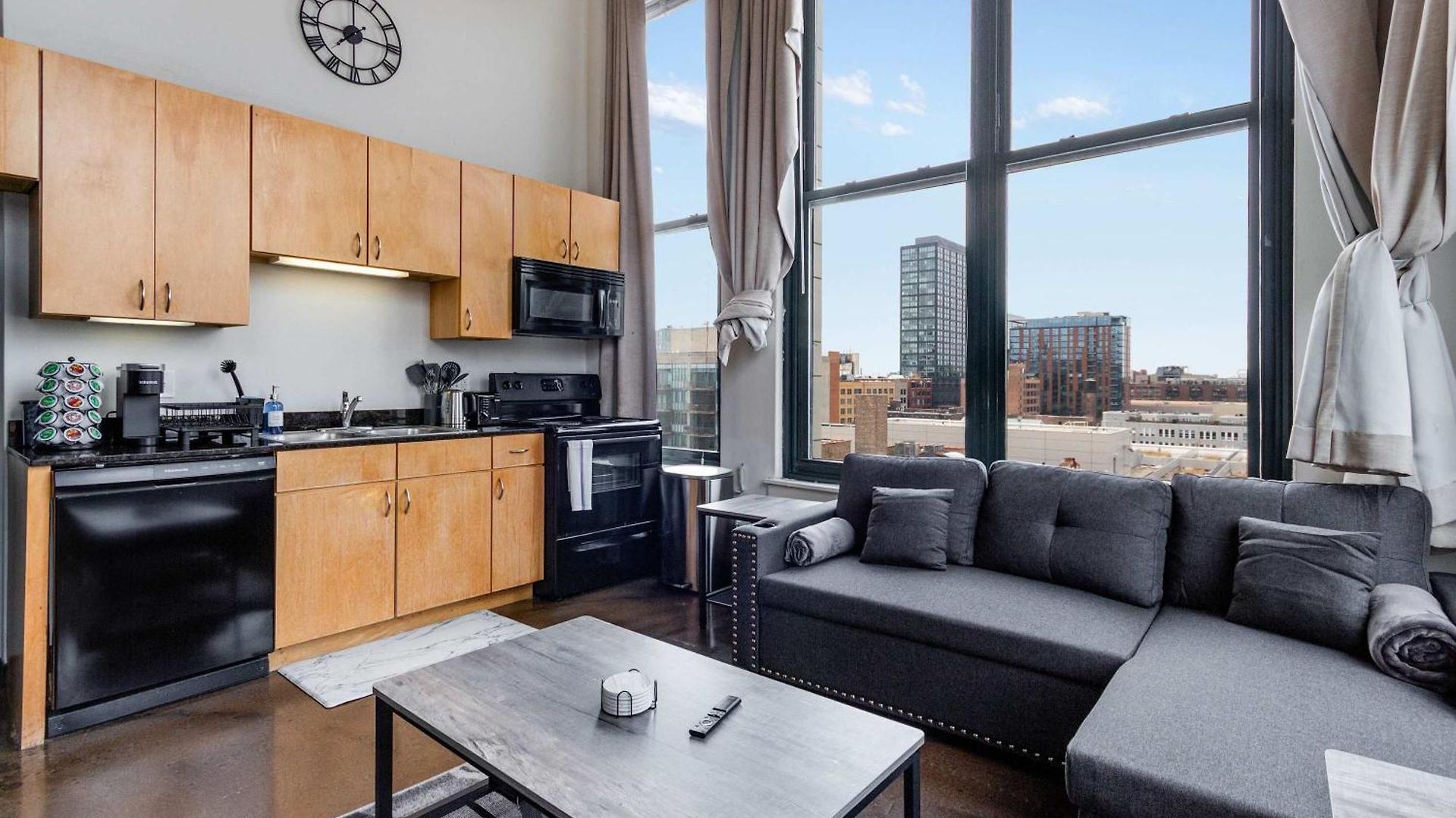 Apartment West Loop - Views With In & Out Parking 1