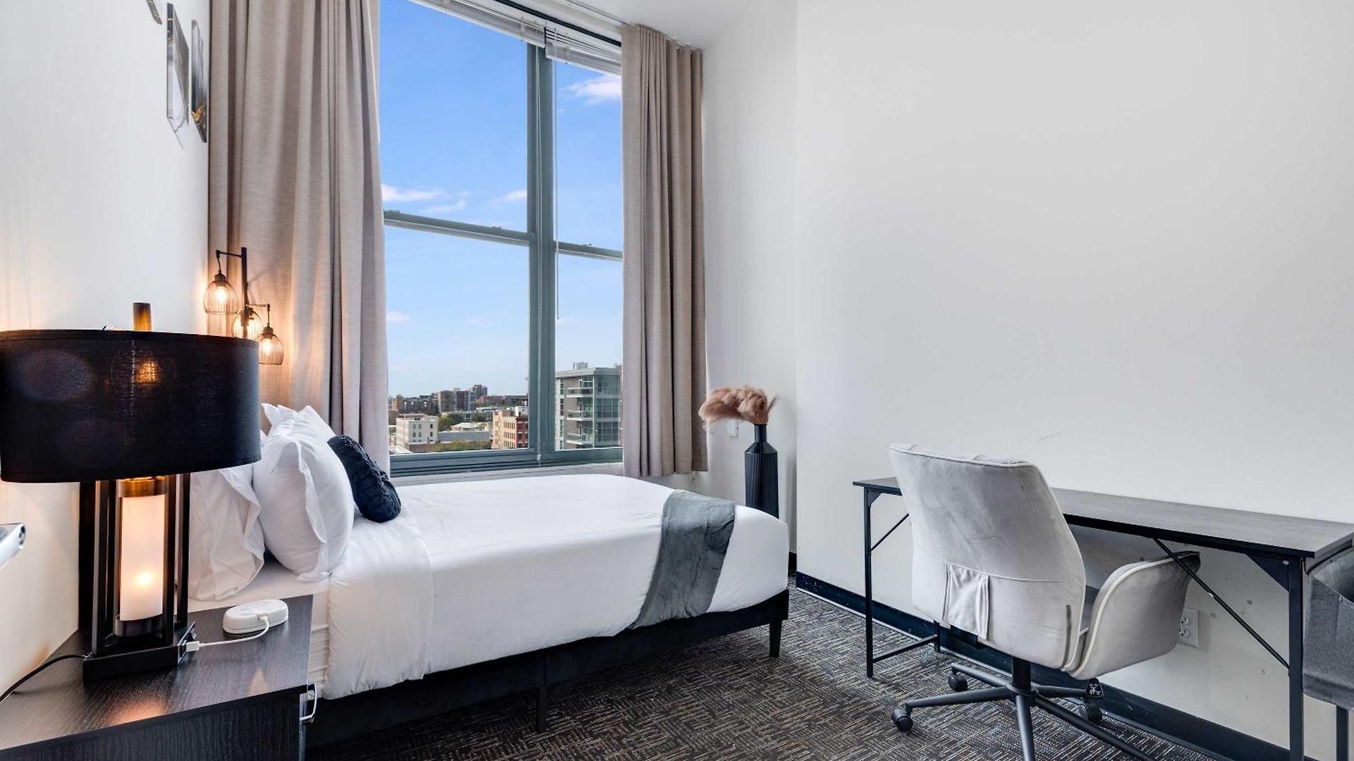 West Loop - Views With In & Out Parking 1 Apartment *