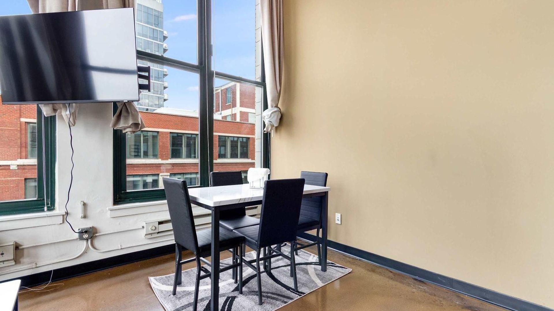 Apartment West Loop - Views With In & Out Parking 1 *