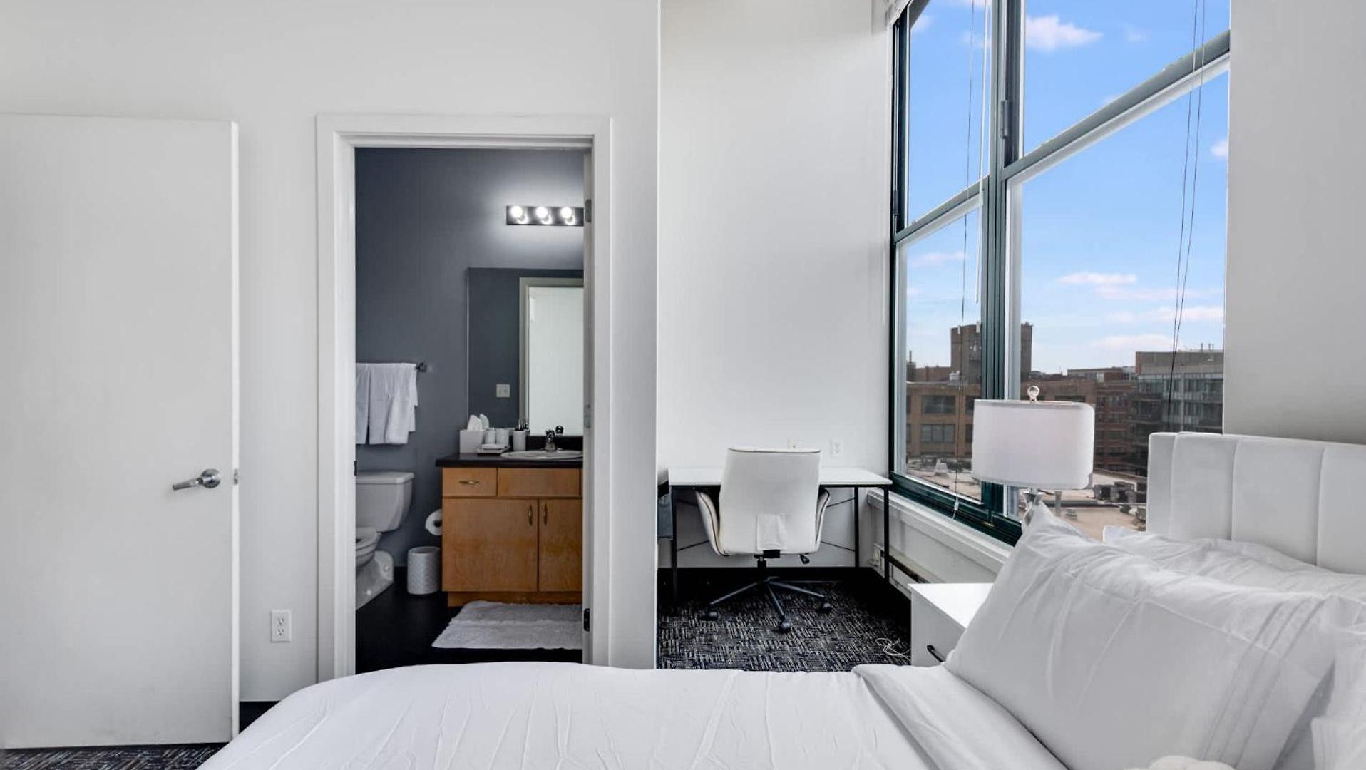 West Loop - Views With In & Out Parking 1 *