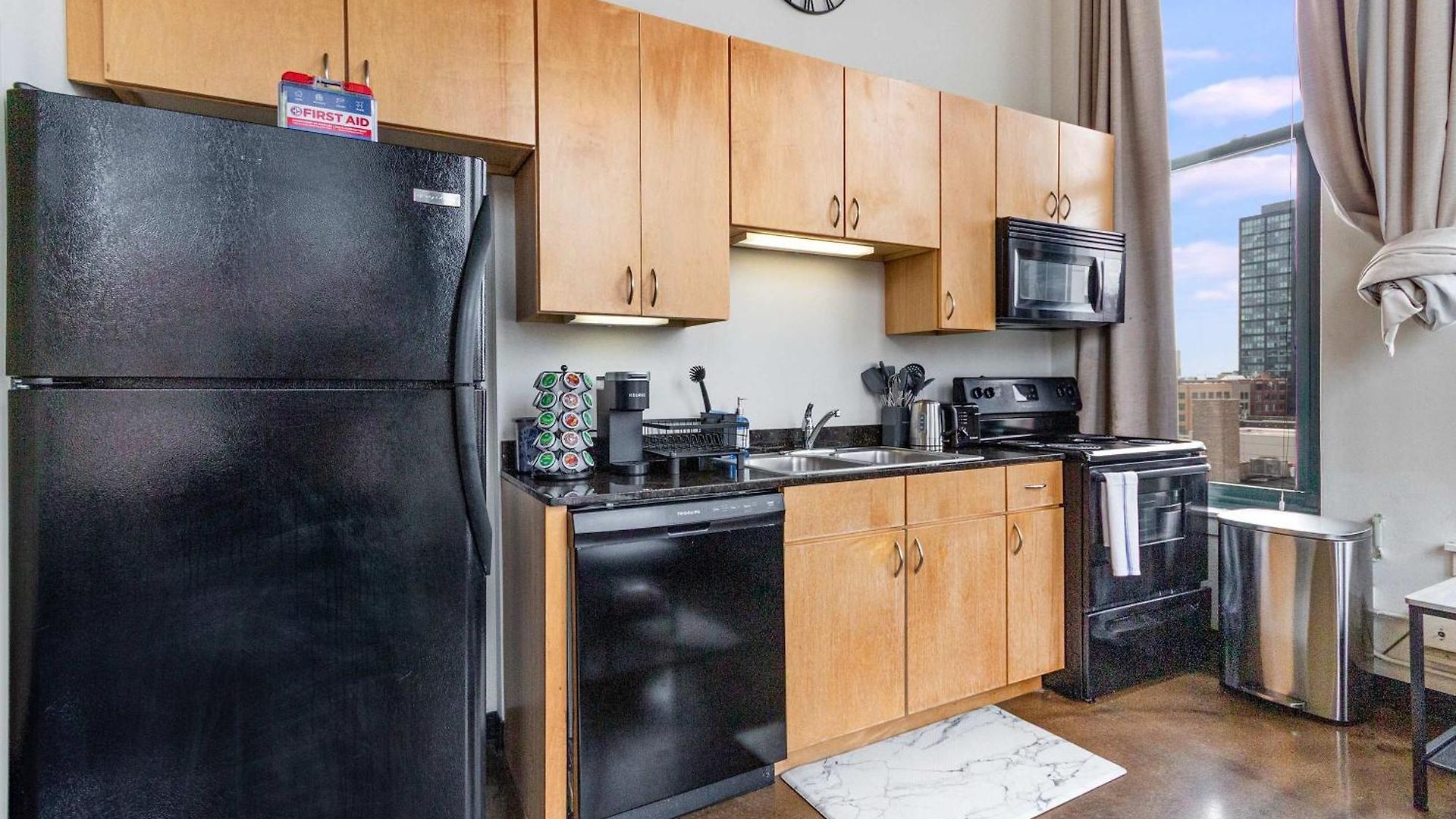 West Loop - Views With In & Out Parking 1 Apartment *