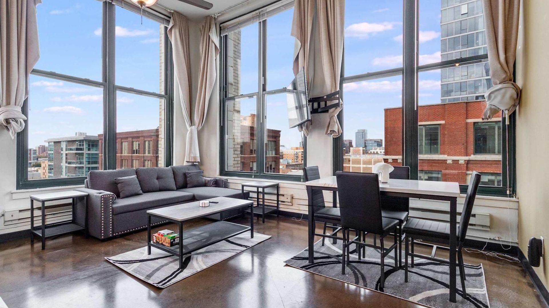 Apartment West Loop - Views With In & Out Parking 1 *