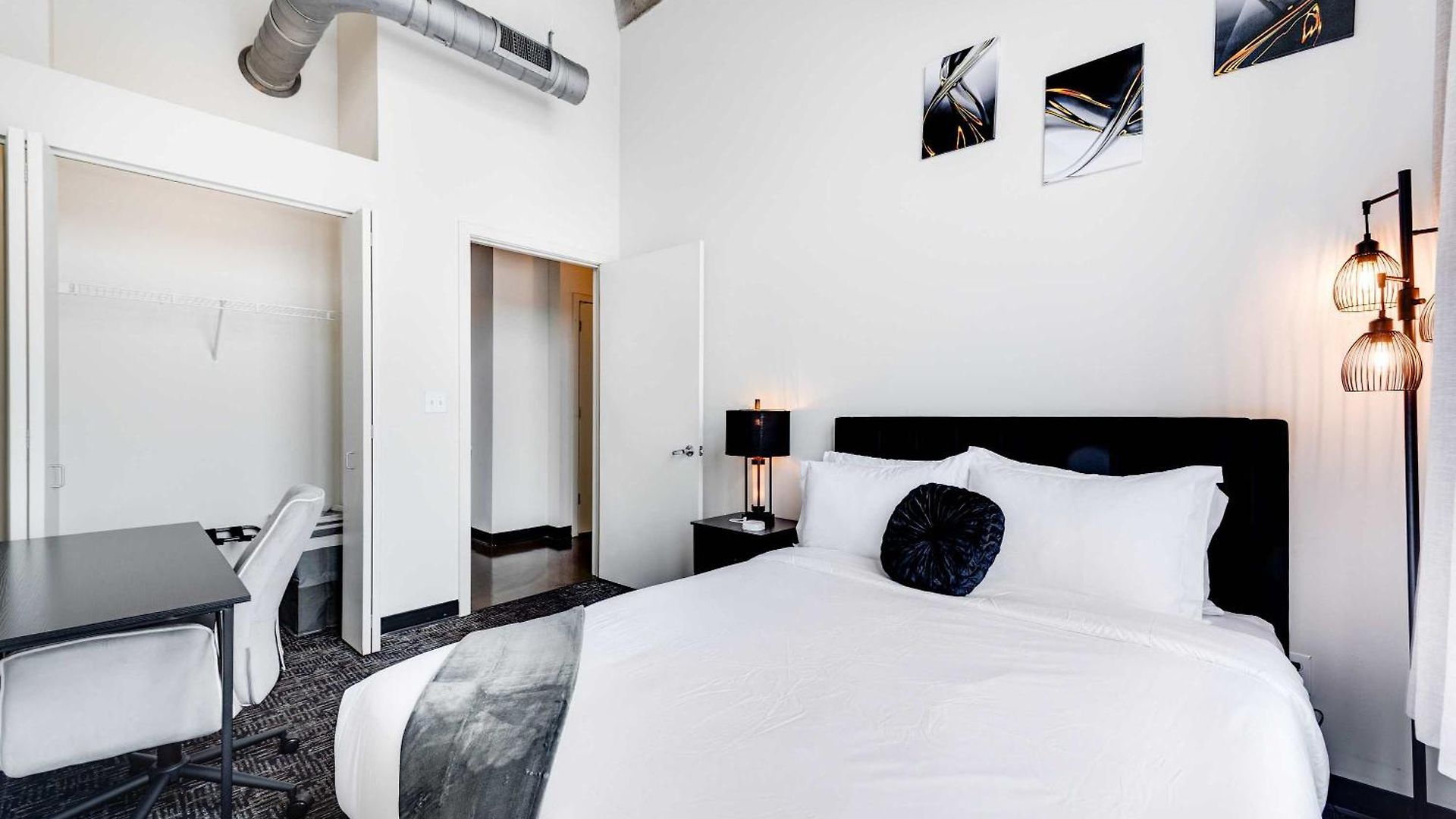 Apartment West Loop - Views With In & Out Parking 1 *