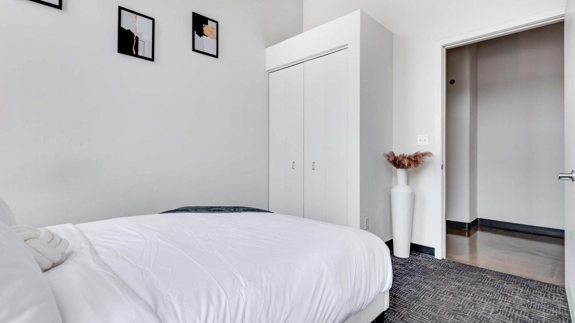 Apartment West Loop - Views With In & Out Parking 1 *