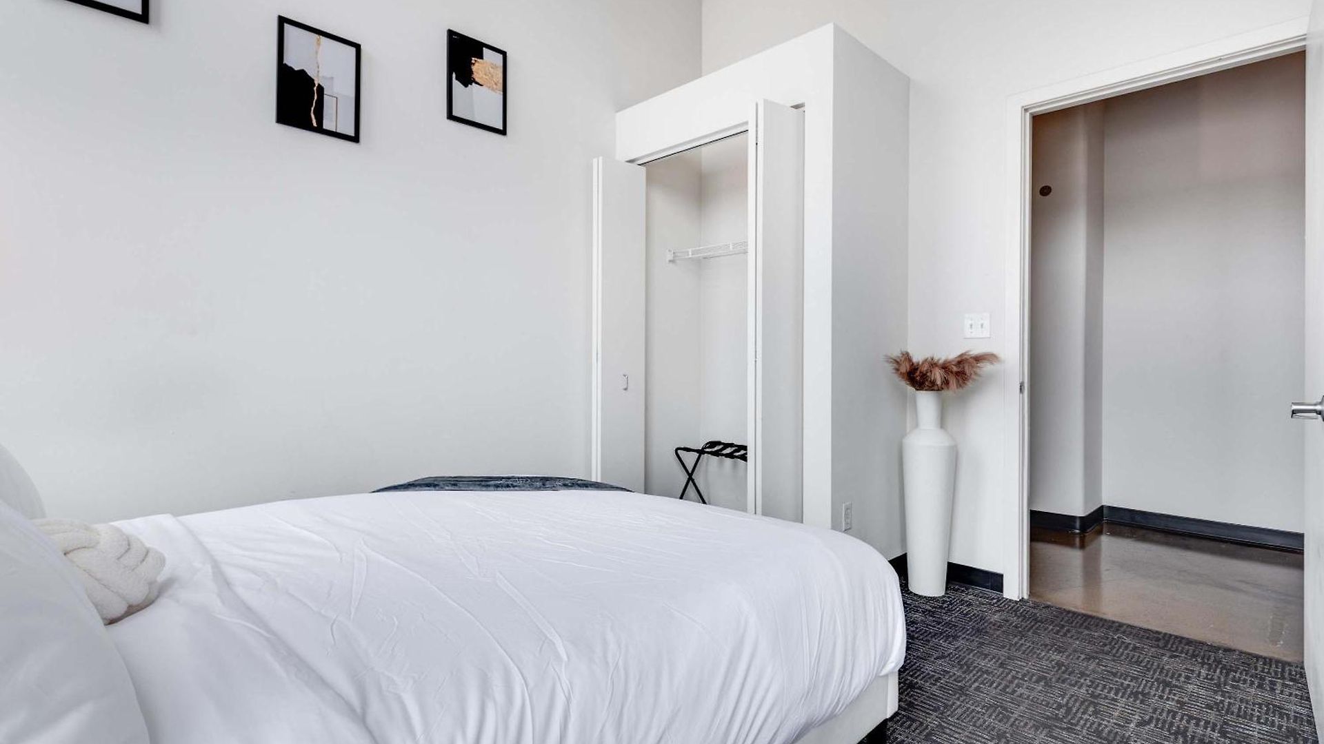 Apartment West Loop - Views With In & Out Parking 1 *