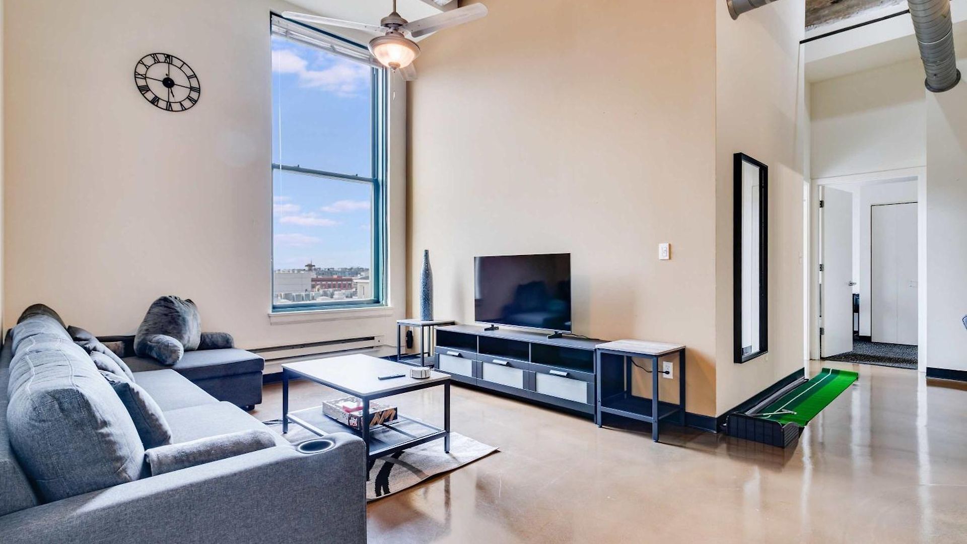 West Loop - Views With In & Out Parking 5 *