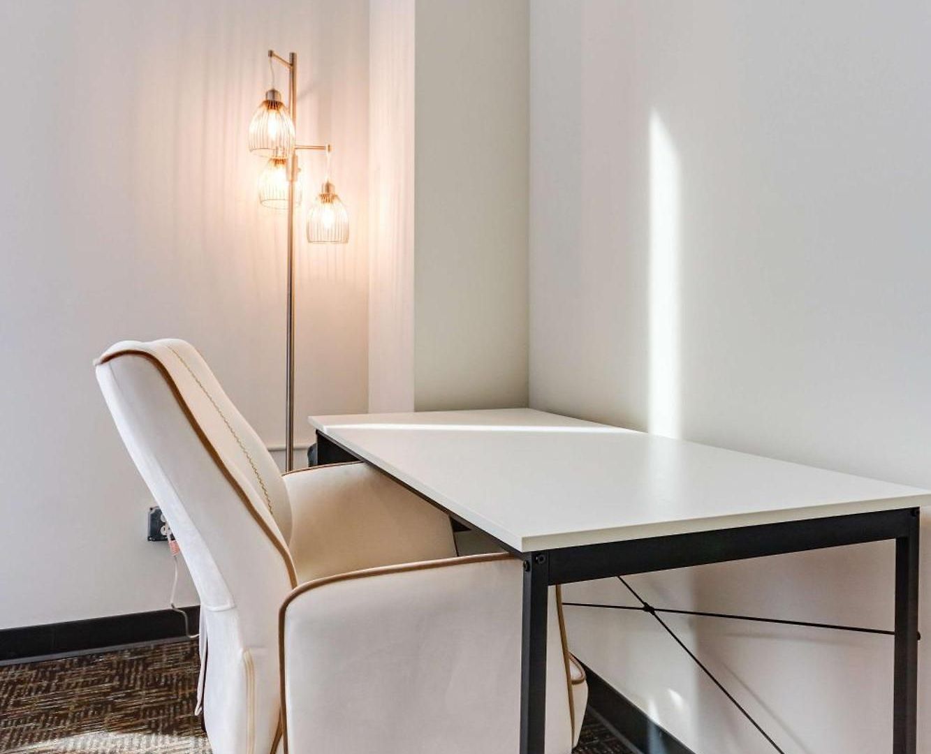 Apartment West Loop - Views With In & Out Parking 5 *