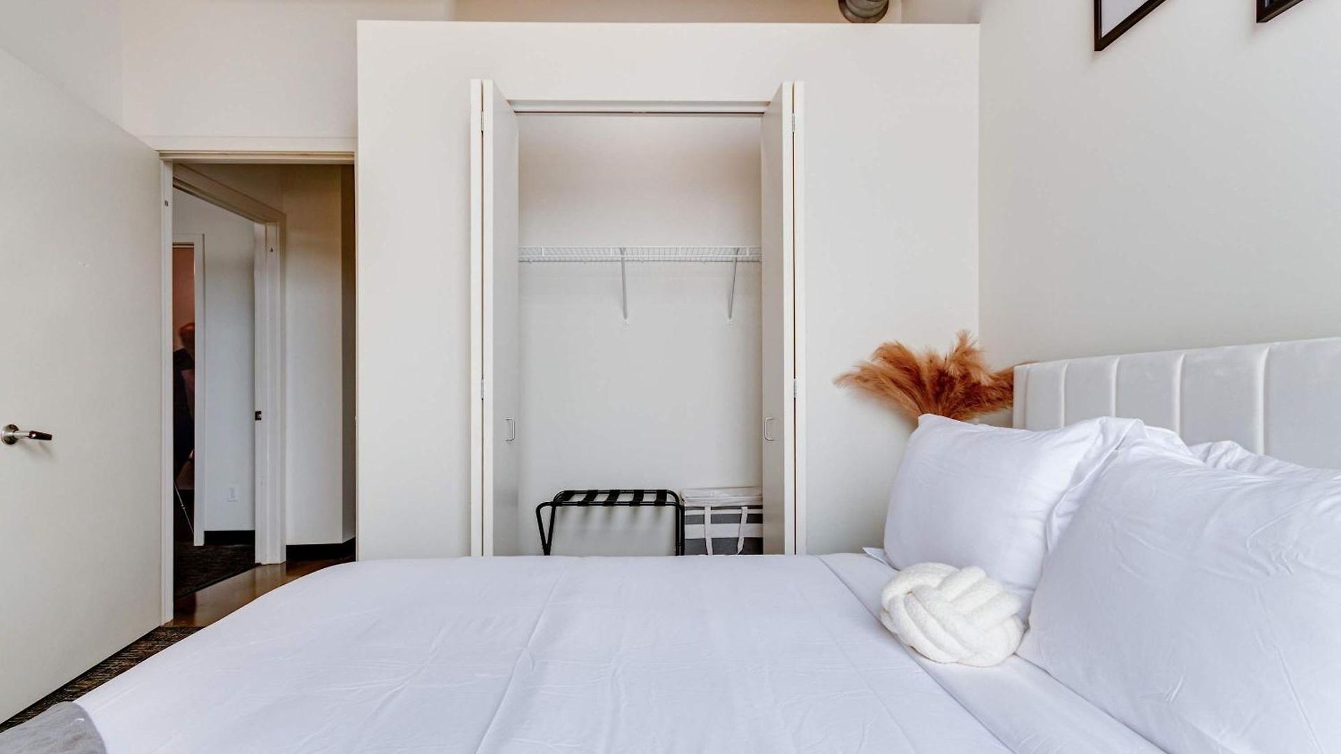 Apartment West Loop - Views With In & Out Parking 5 *
