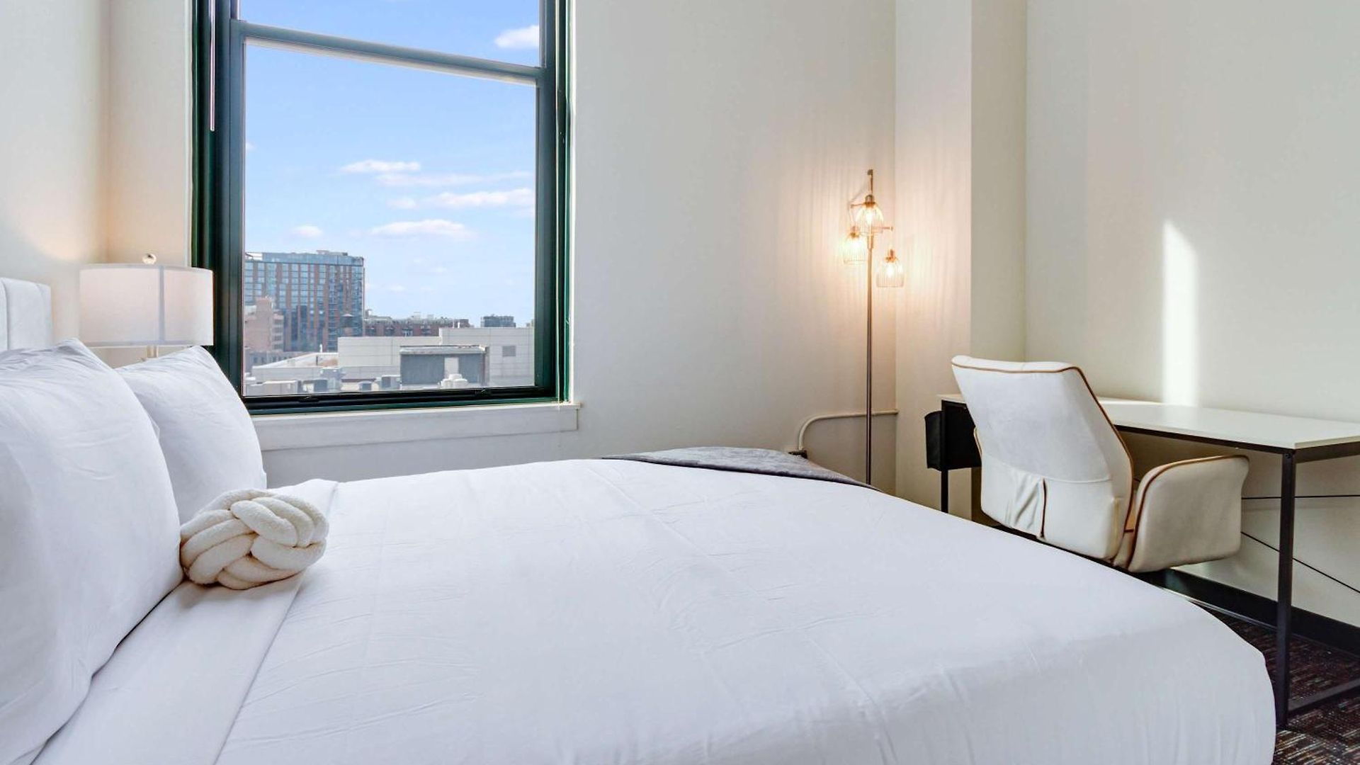 Apartment West Loop - Views With In & Out Parking 5 *