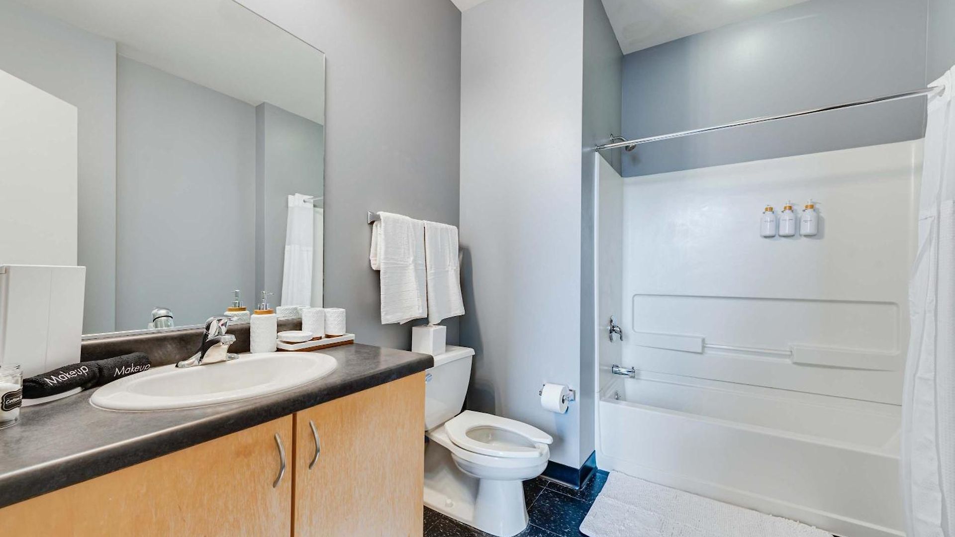 Apartment West Loop - Views With In & Out Parking 5 *