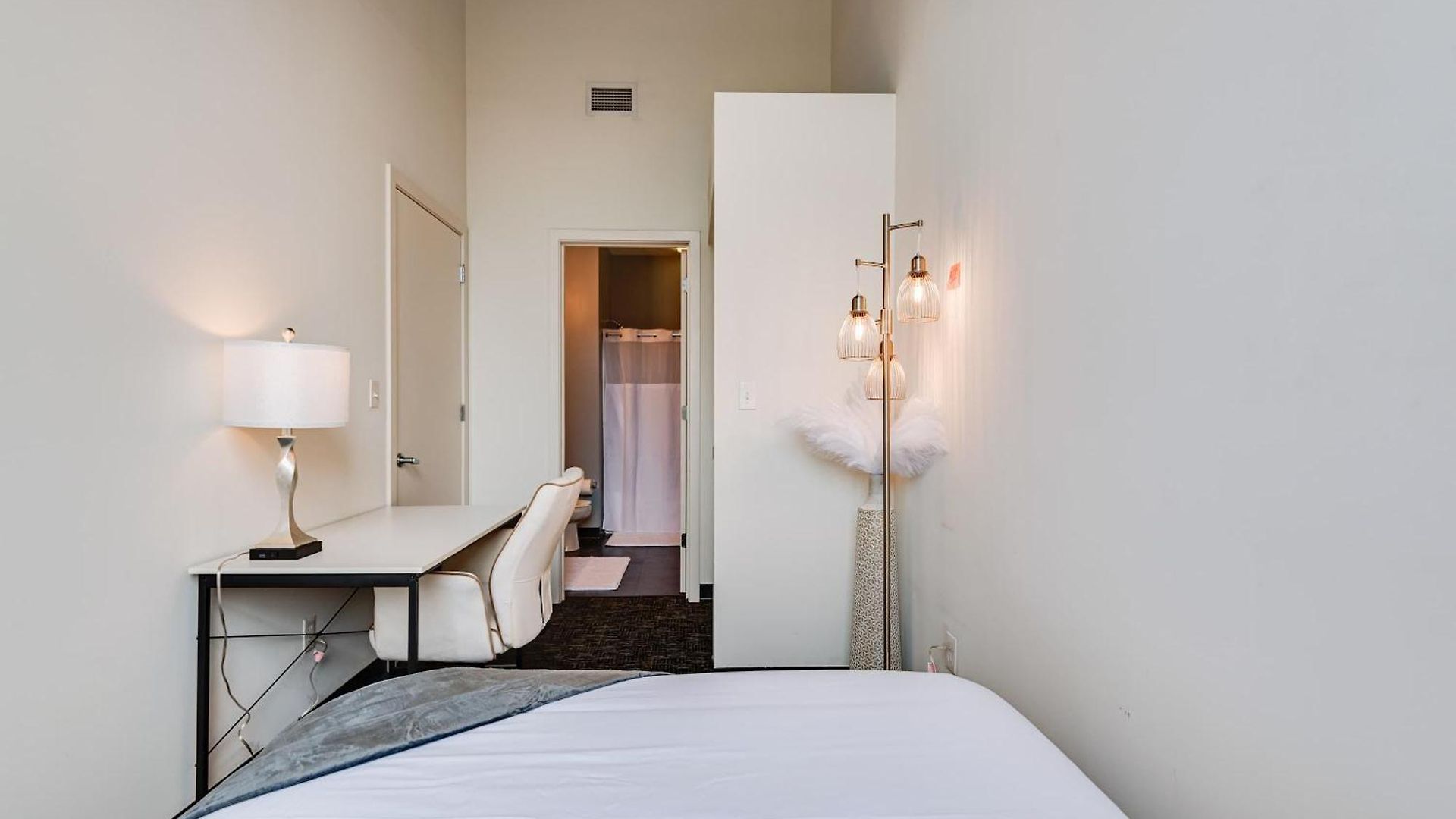 Apartment West Loop - Views With In & Out Parking 5 *