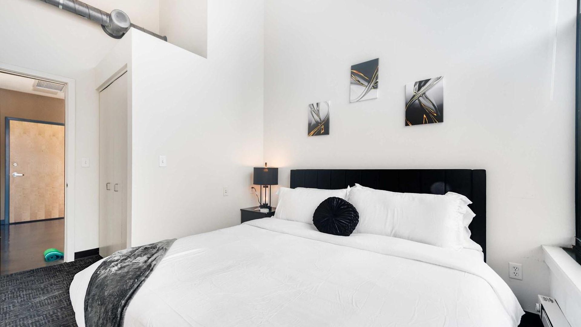 Apartment West Loop - Views With In & Out Parking 2 *