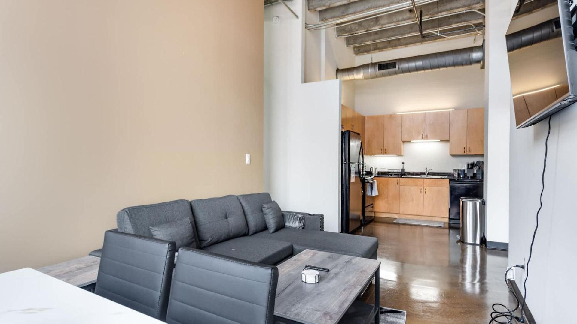 Apartment West Loop - Views With In & Out Parking 2 *