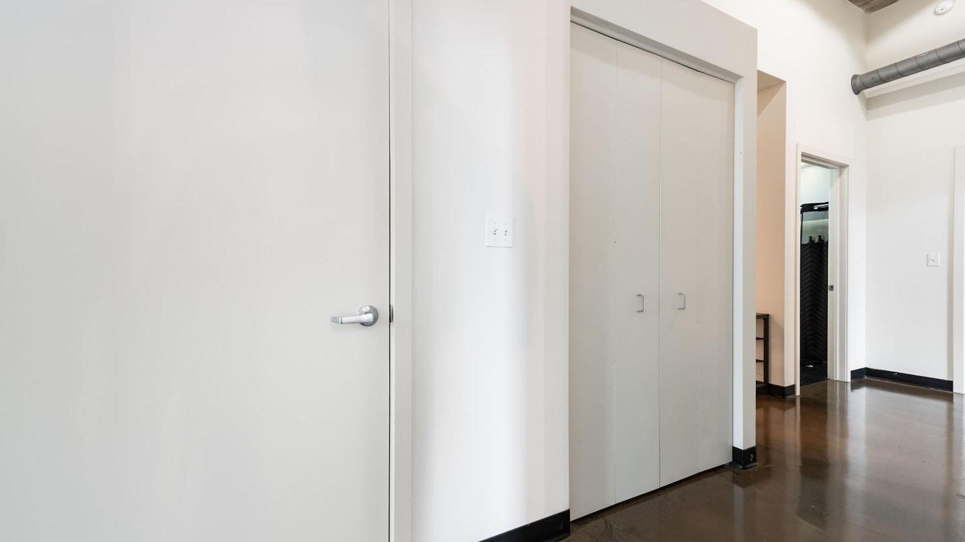 Apartment West Loop - Views With In & Out Parking 6 *