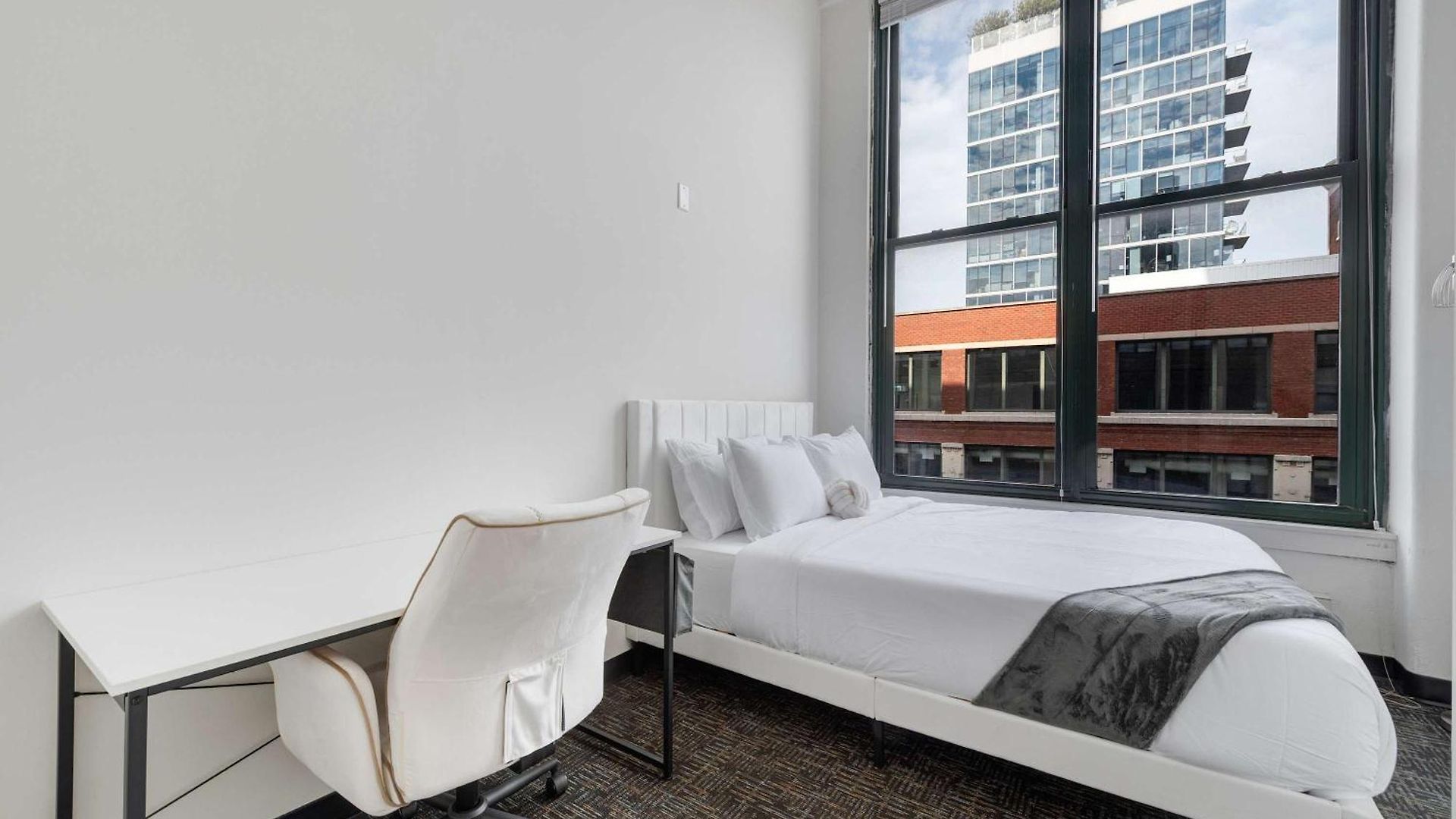 Apartment West Loop - Views With In & Out Parking 2 *