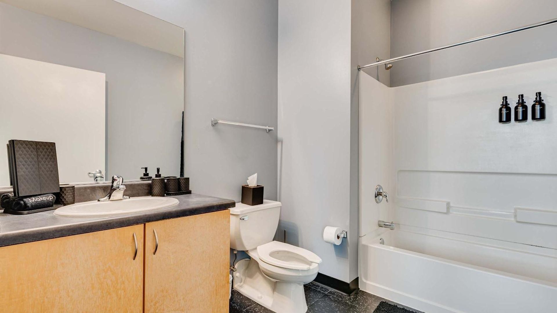 Apartment West Loop - Views With In & Out Parking 5 *